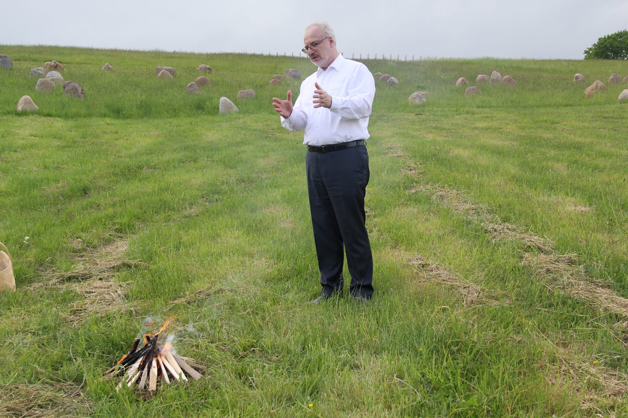 Valsts prezidents Egils Levits apmeklē vides mākslas objektu „Sapulce”