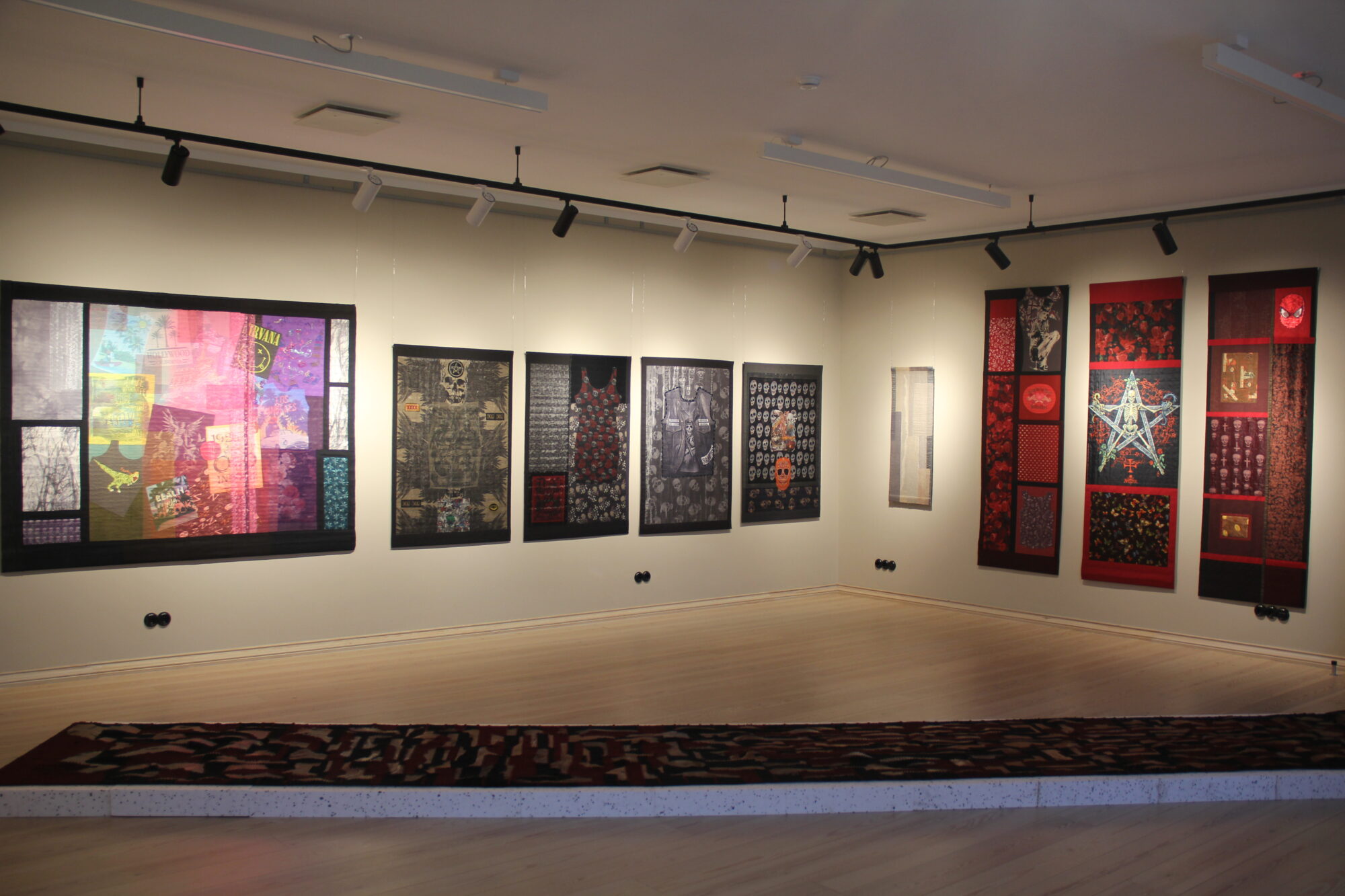 Tekstīliju izstāde „Logi”